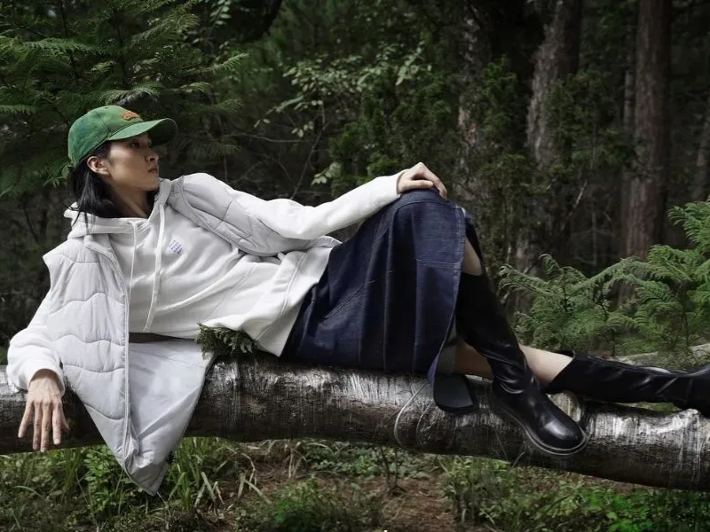 phối áo hoodie nữ với chân váy