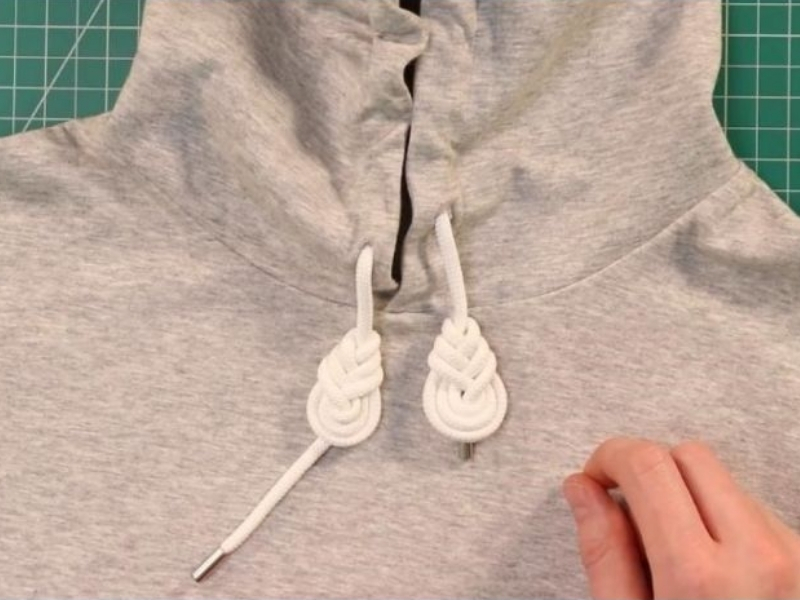 cách buộc dây áo hoodie