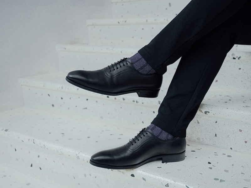 phối tất với giày tây