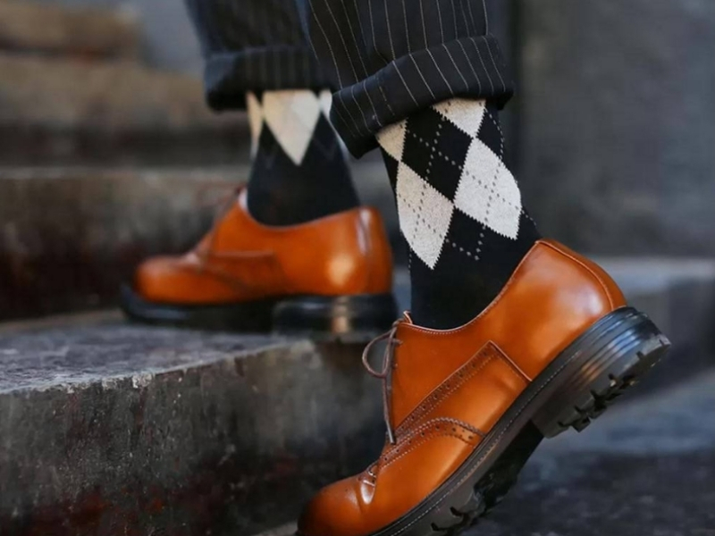 phối tất với giày tây