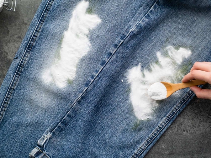 cách tẩy vết bẩn lâu ngày trên quần áo màu