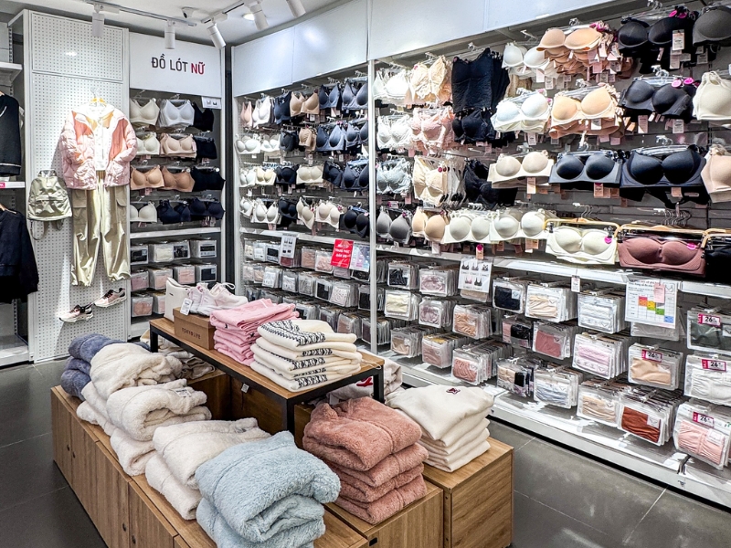 TokyoLife là địa chỉ mua sắm áo lót thể thao bình dân