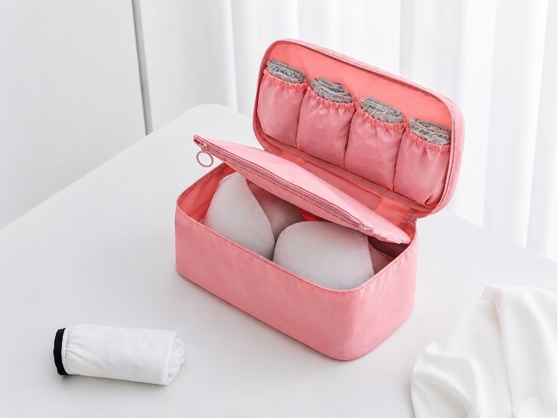 cách xếp đồ lót vào vali