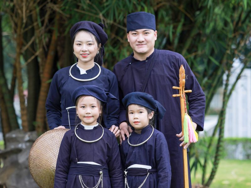 Trang phục dân tộc nam với khăn đội đầu đơn giản