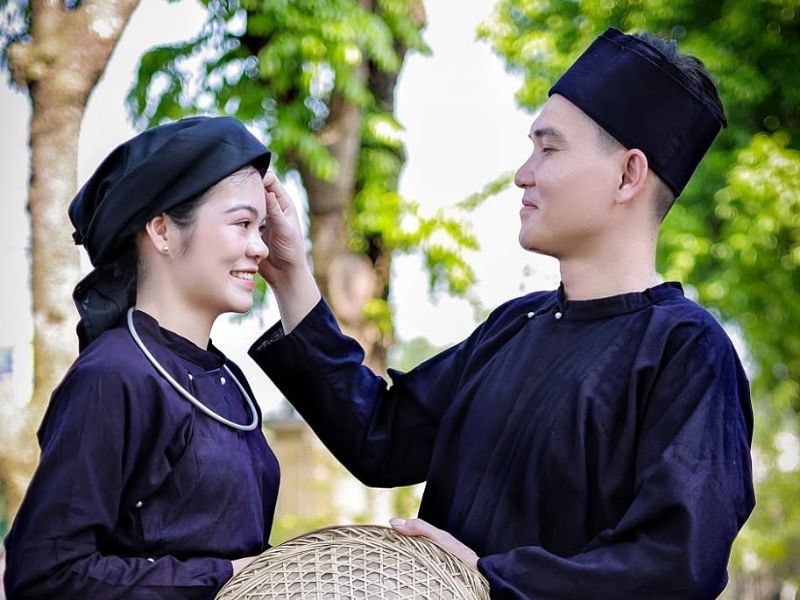 Trang phục dân tộc màu xanh đen