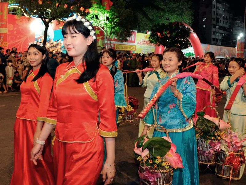 Trang phục dân tộc Hoa sặc sỡ