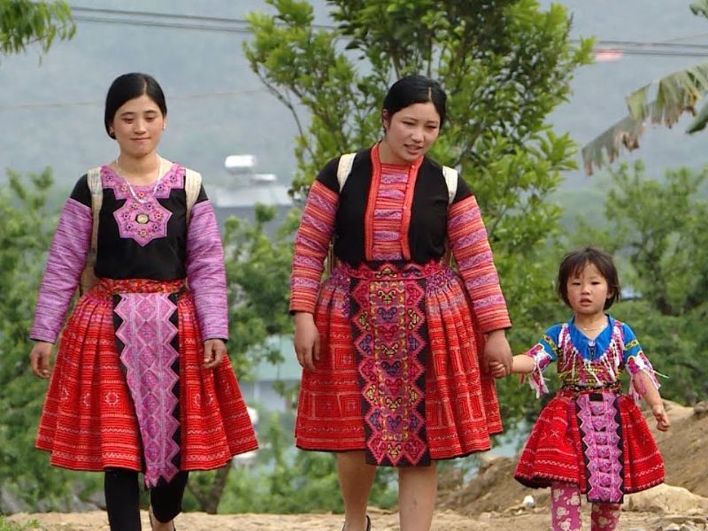 Người Mông Đỏ thường mặc đồ nhiều màu sắc