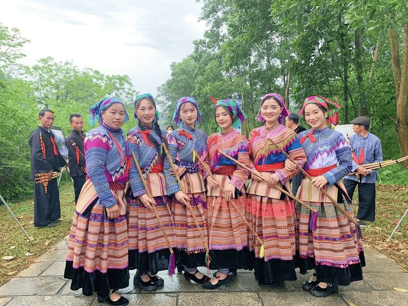 Trang phục dân tộc Mông và H Mông giống nhau