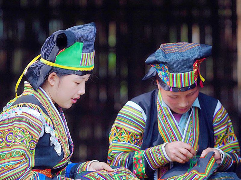 Thiết kế khăn đội đầu trang phục dân tộc Mông