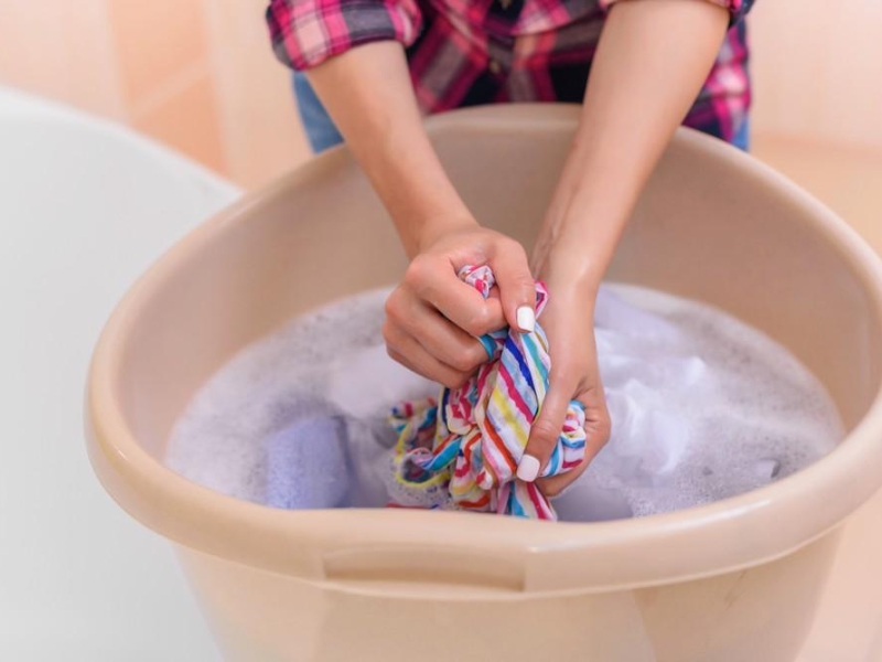 Bóp nhẹ tay để loại bỏ nước thừa