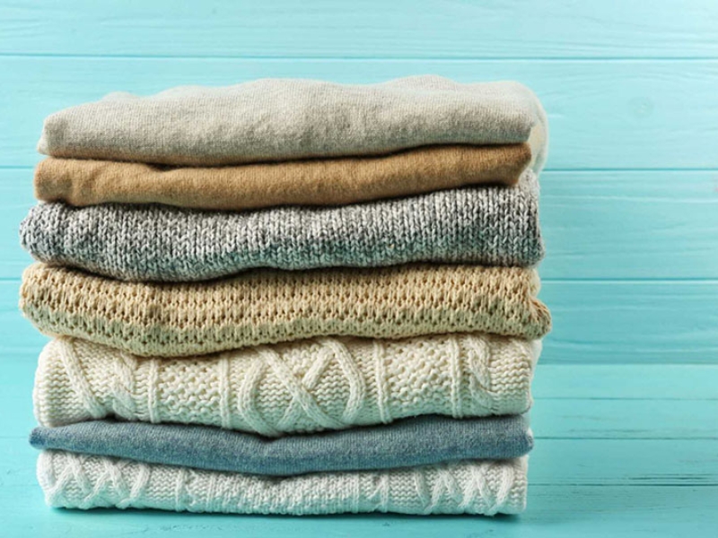 Ưu tiên gấp gọn áo jumper thay vì treo lên móc