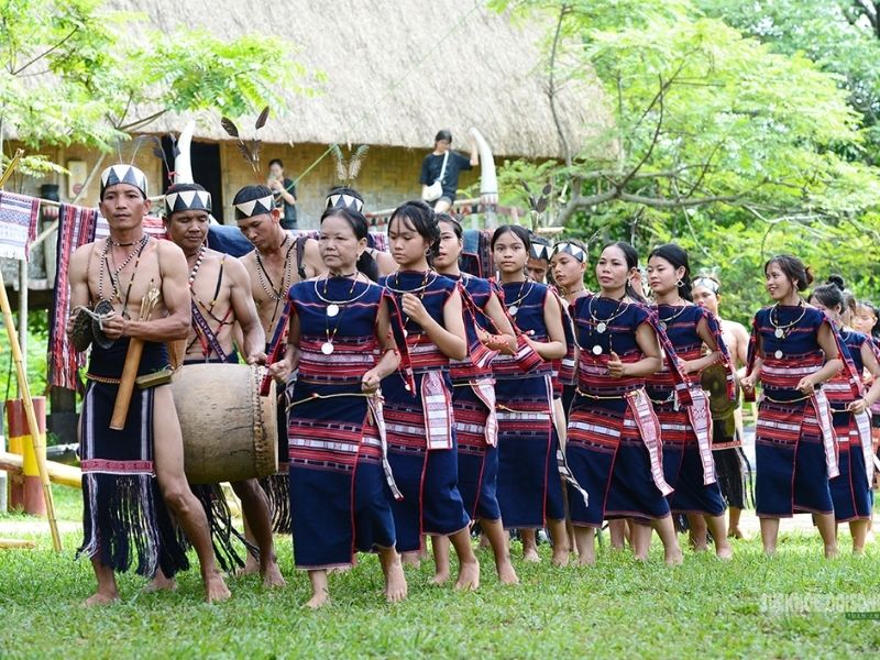 Người Tây Nguyên sử dụng vải đen xanh