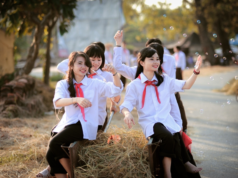 Đảm bảo khăn quàng ngay ngắn khi đến trường